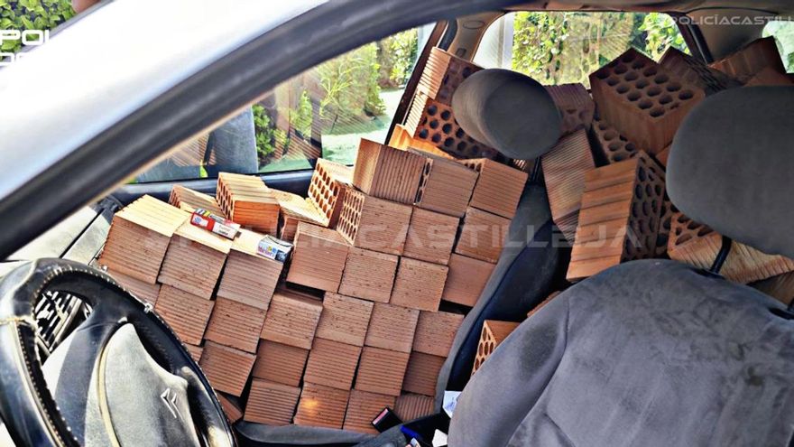 Paran a un conductor sin carné con un coche abarrotado de ladrillos repartidos en los asientos