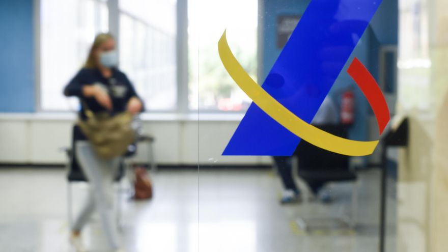Archivo - Símbolo de la Agencia Tributaria en una de las oficinas de la Agencia Estatal de la Administración Tributaria.