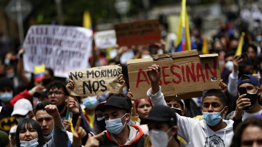 Varios manifestantes durante las protestas en Colombia por las reformas del presidente Duque