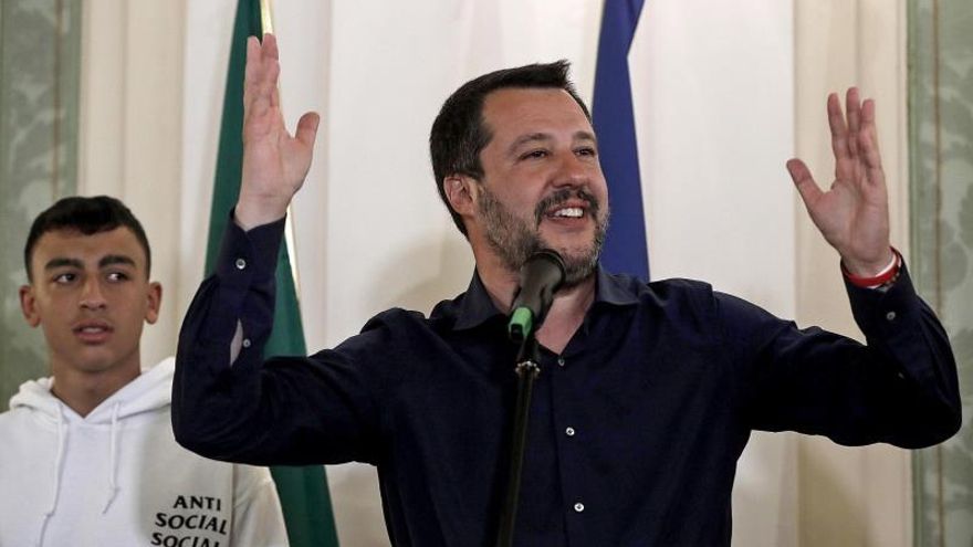 Salvini denuncia que los inmigrantes desviaron un buque para llegar a Europa