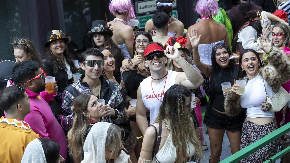 Vestido de socorrista y con amigos: así se unió Quevedo con su carroza de 'Ni borracho' a la cabalgata del Carnaval