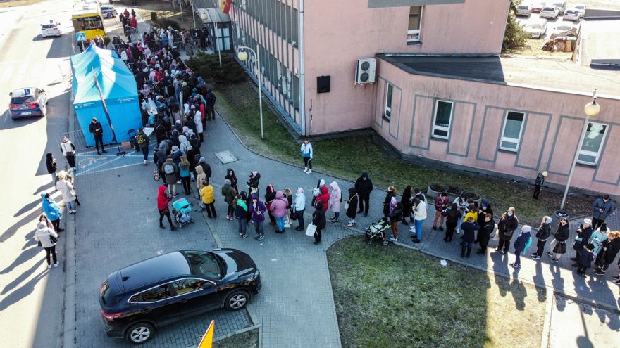 Llegan a Polonia autobuses españoles para transportar refugiados ucranianos