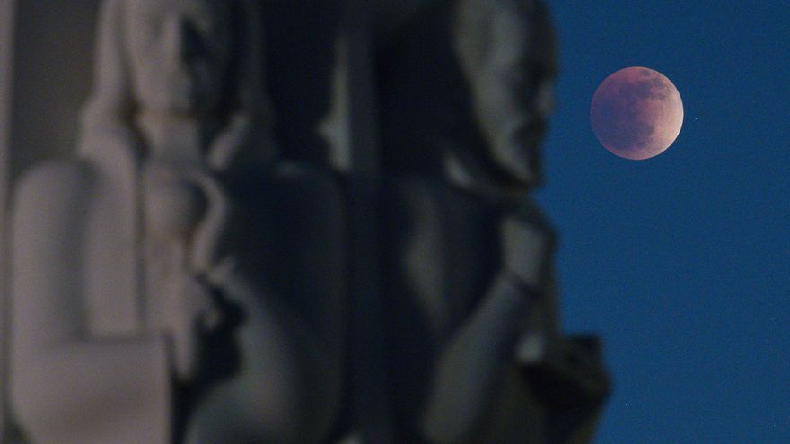 El eclipse lunar visto desde Los Ángeles, en EEUU.