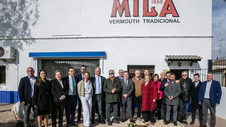 Foto de familia delante de las instalaciones