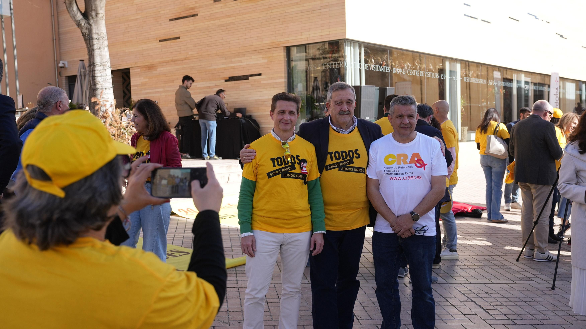 Córdoba abraza la Mezquita Catedral por las enfermedades raras