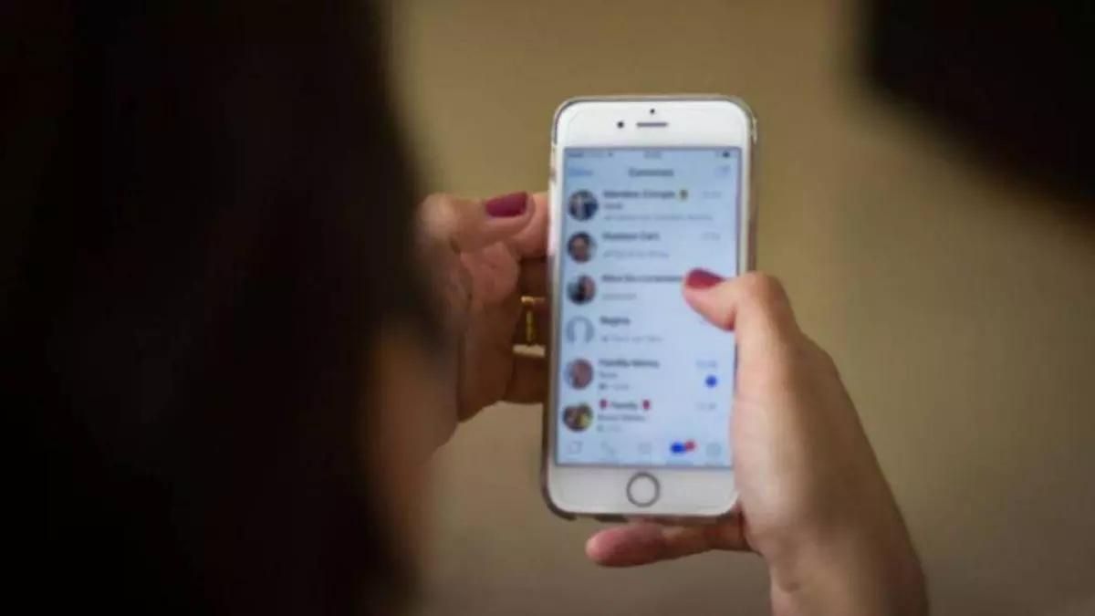 Una joven consulta su teléfono móvil. Europa Press