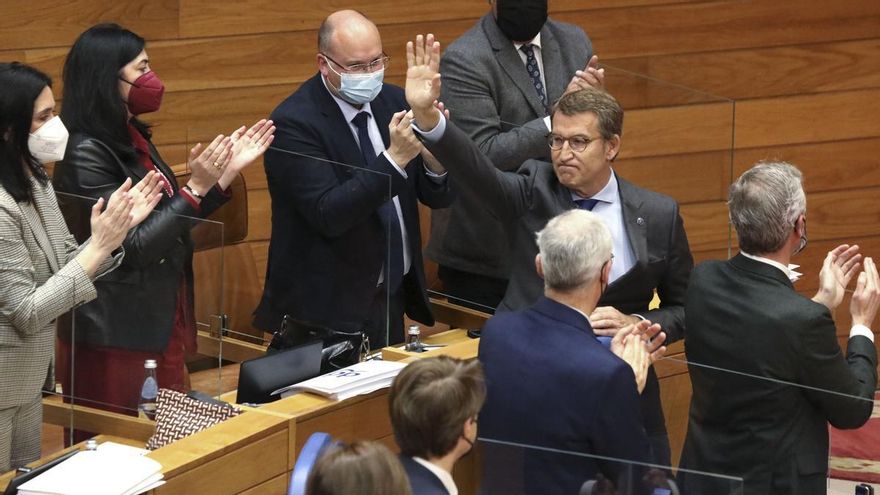 Feijóo se suma a los ataques de Vox a la ley trans y obvia la norma que él aprobó en Galicia