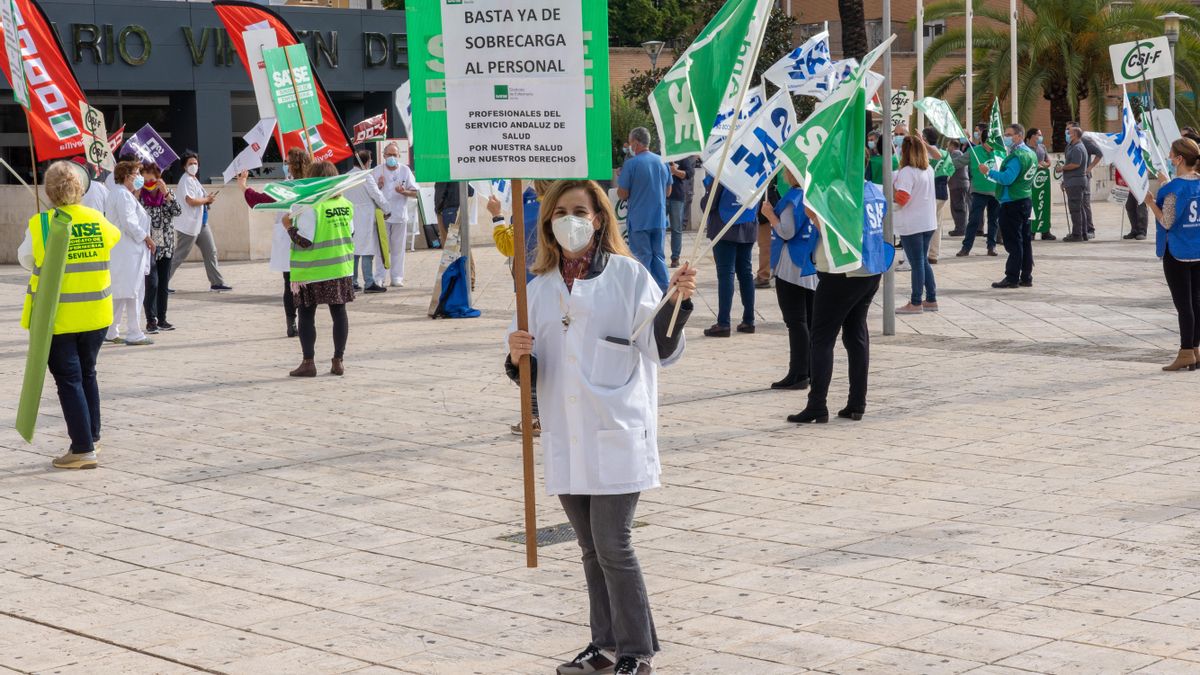 Concentración de personal sanitario  en Hospital Virgen del Rocío de Sevilla por la orden que "anula" derechos laborales de los profesionales del sspa