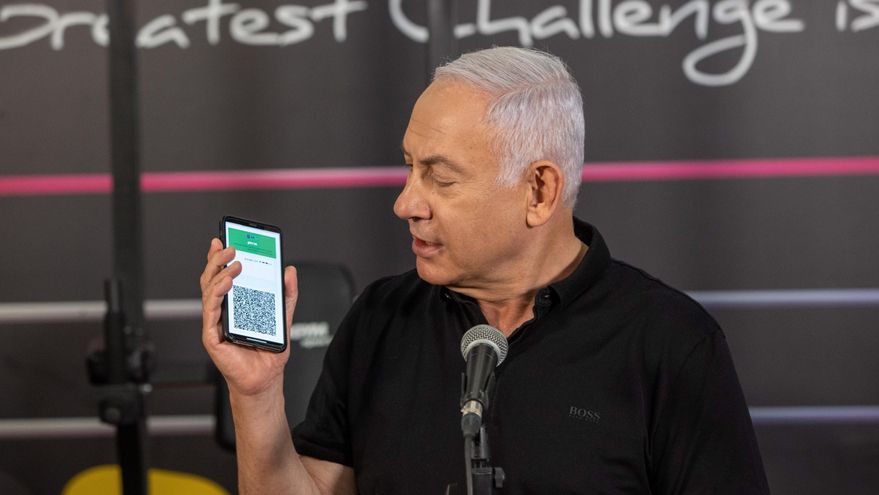 El primer ministro israelí, Benjamin Netanyahu, sostiene un móvil durante una visita a un gimnasio antes de la reapertura de los gimnasios, en Petah Tikva, Israel, 20 de febrero de 2021.