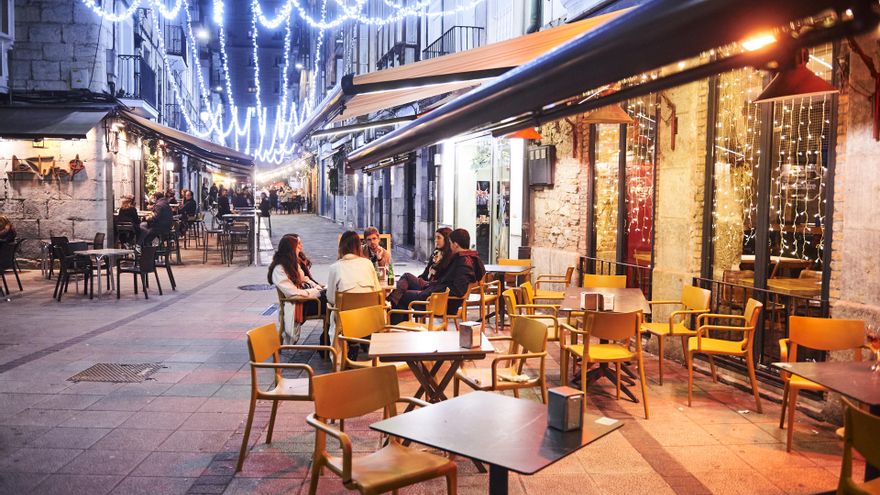 Archivo - Comensales sentados en la terraza de un establecimiento de Santander.- Archivo