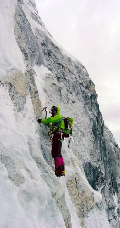 Patrice, a 6.000 metros, en las 'goulottes' iniciales. Ese lunes 27 de octubre, primer día de escalada, el tiempo era malo, aunque el viento amainó y les permitió escalar los dos días siguientes.