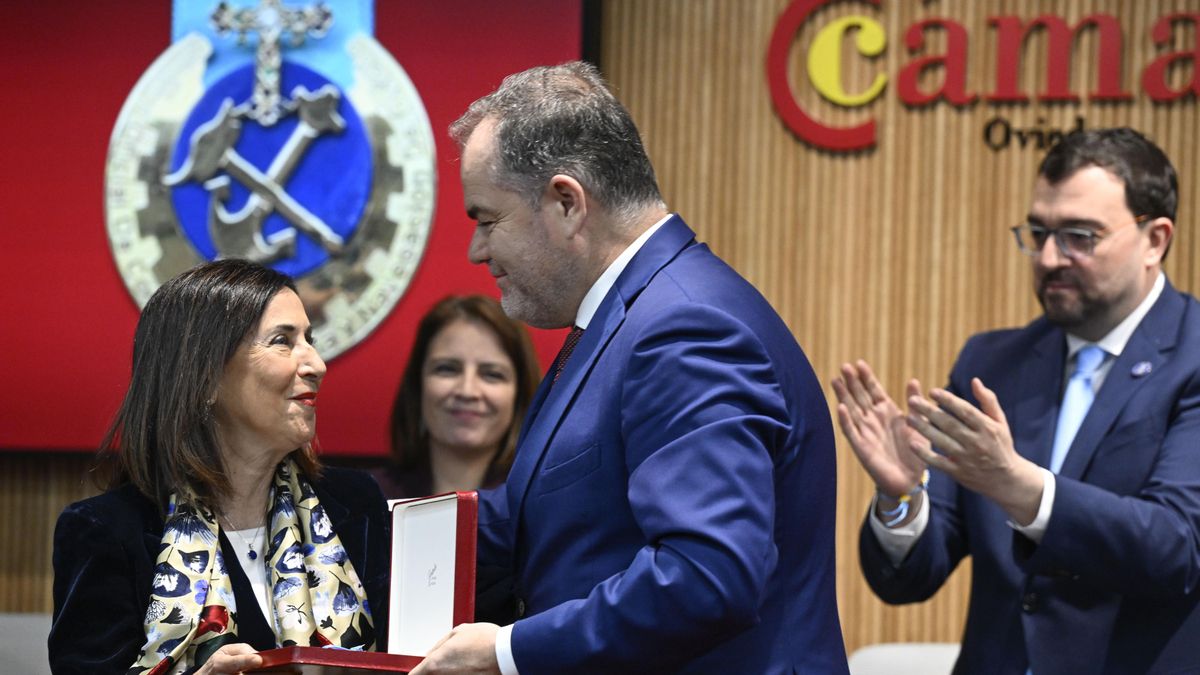 La ministra de Defensa, Margarita Robles, recibe la medalla de oro de la Cámara de Comercio de Oviedo de manos de su presidente, Carlos Paniceres.