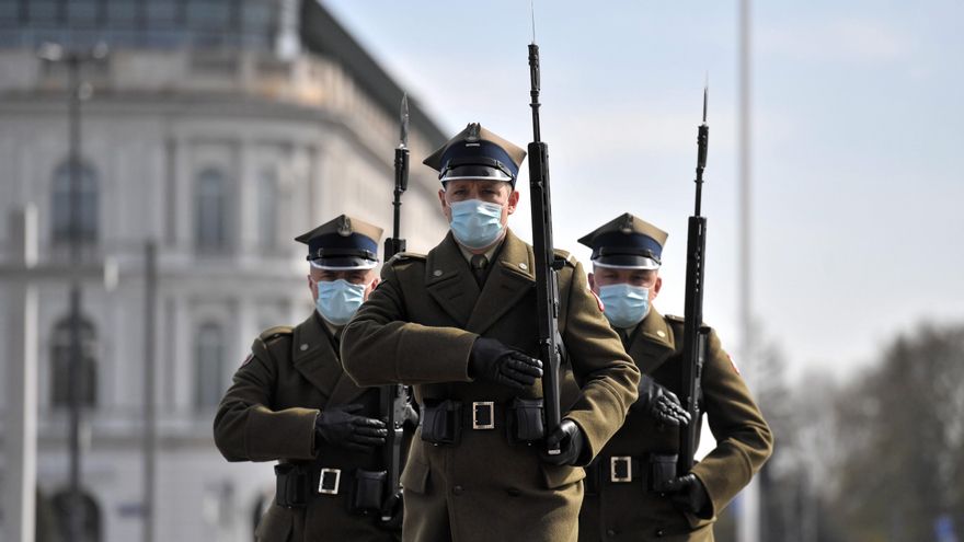 Imagen de archivo de soldados que desfilan en Varsovia. EFE/ Piotr Nowak