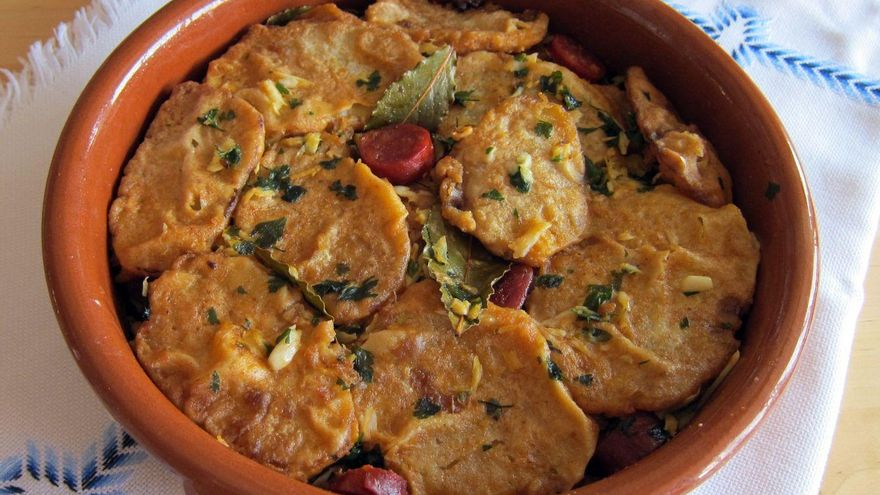 Así se hacen las verdaderas patatas a la importancia, un plato que a pesar de su nombre es humilde