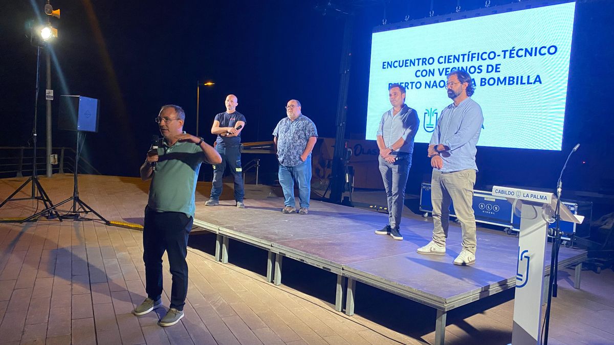 Reunión científico-técnica, celebrada este viernes, organizada por el Cabildo de La Palma con vecinos de Puerto Naos y La Bombilla.