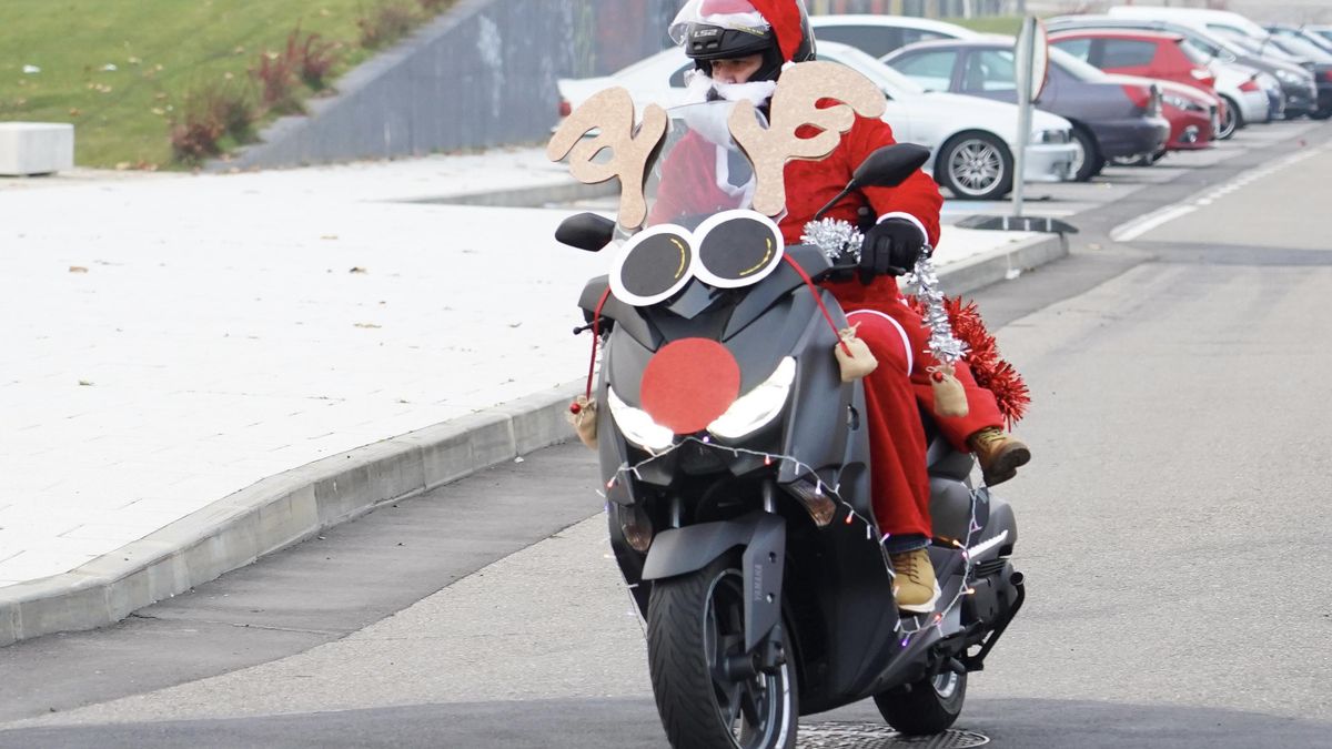 Cientos de moteros vestidos de Papá Noel se adelantan a la Navidad y desfilan por el centro de León