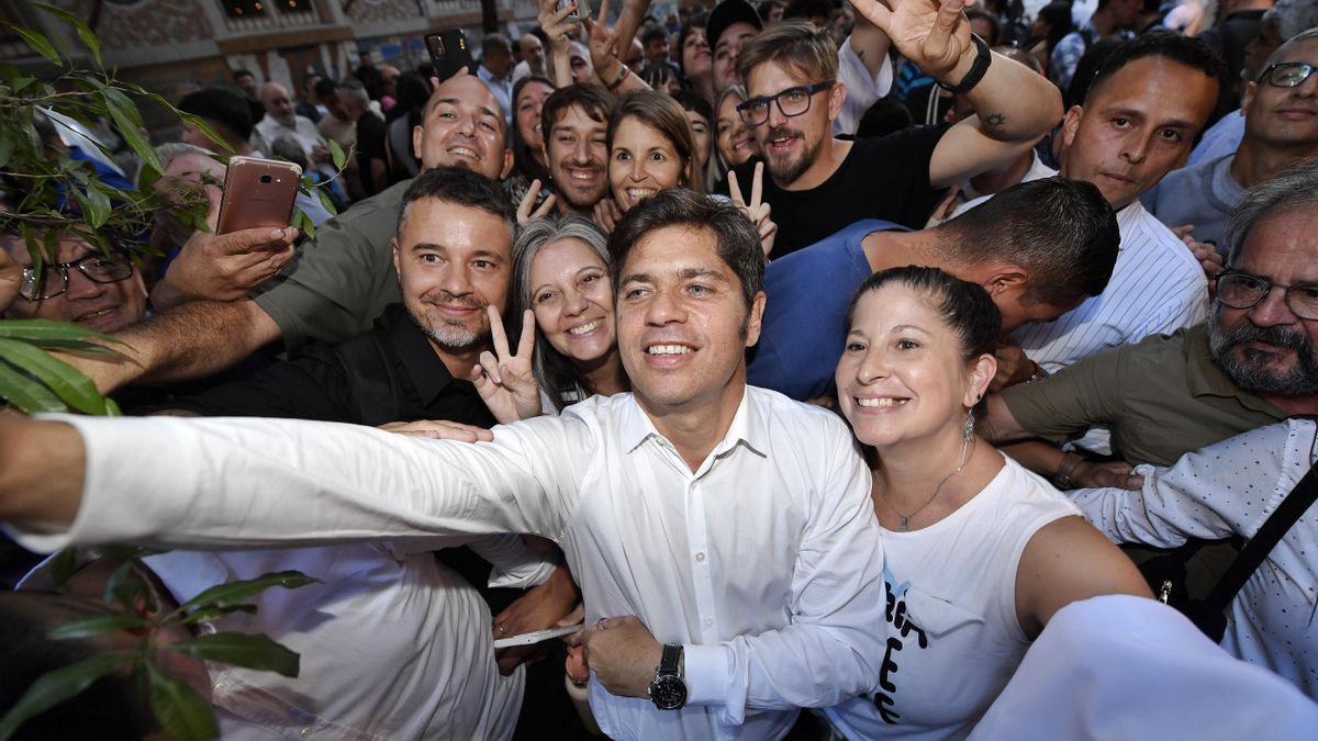 Axel Kicillof rodeado de la militancia.