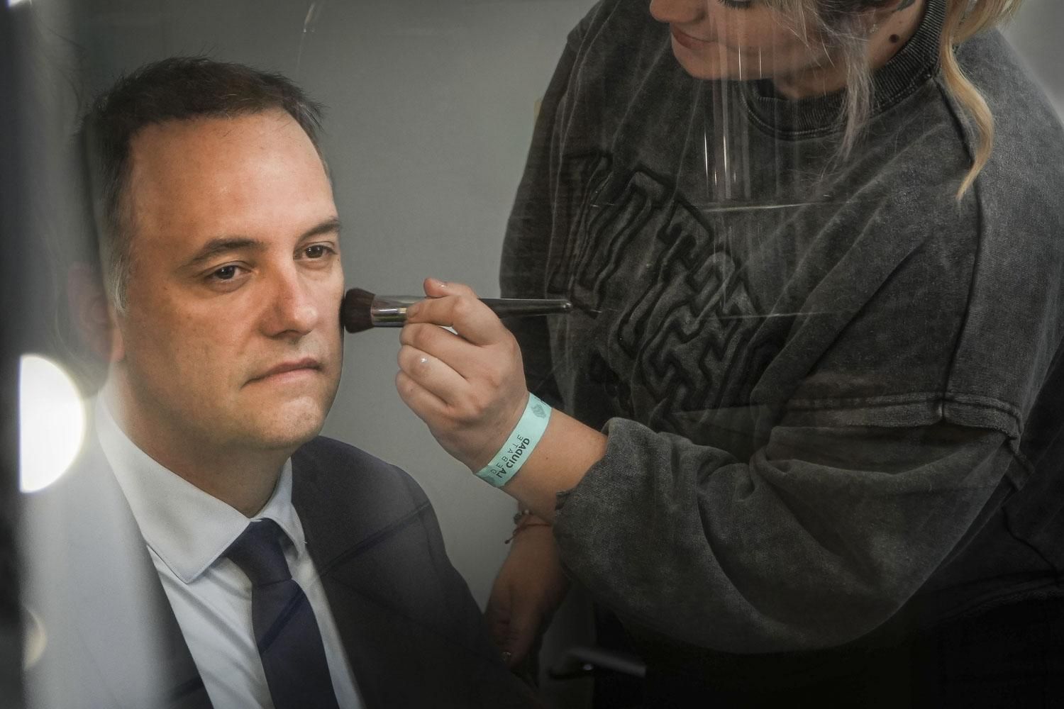 Manuel Adorni, en maquillaje