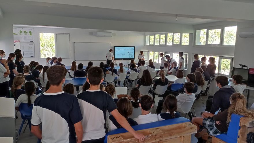 Los alumnos voluntarios exponen el proyecto y el trabajo a realizar durante el proceso.