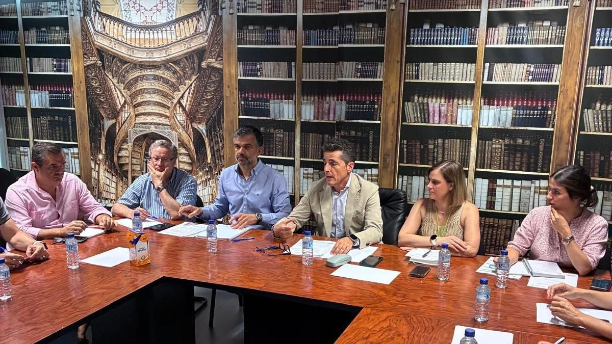 Novedades en el transporte escolar de Extremadura: la Junta sienta a empresas y familias a una mesa fija para fiscalizar las rutas
