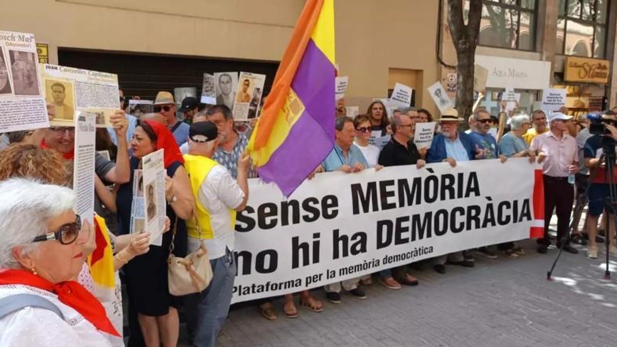 Protesta ante el Parlamento balear contra la derogación de la Ley de memoria democrática, en junio de 2024