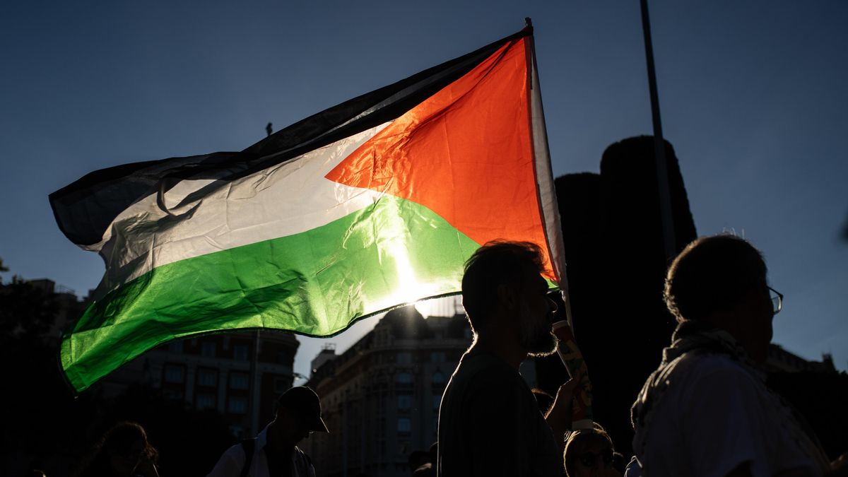 Un grupo de personas con una bandera palestina durante la movilización bajo el lema ‘Alto al genocidio contra el pueblo Palestino'