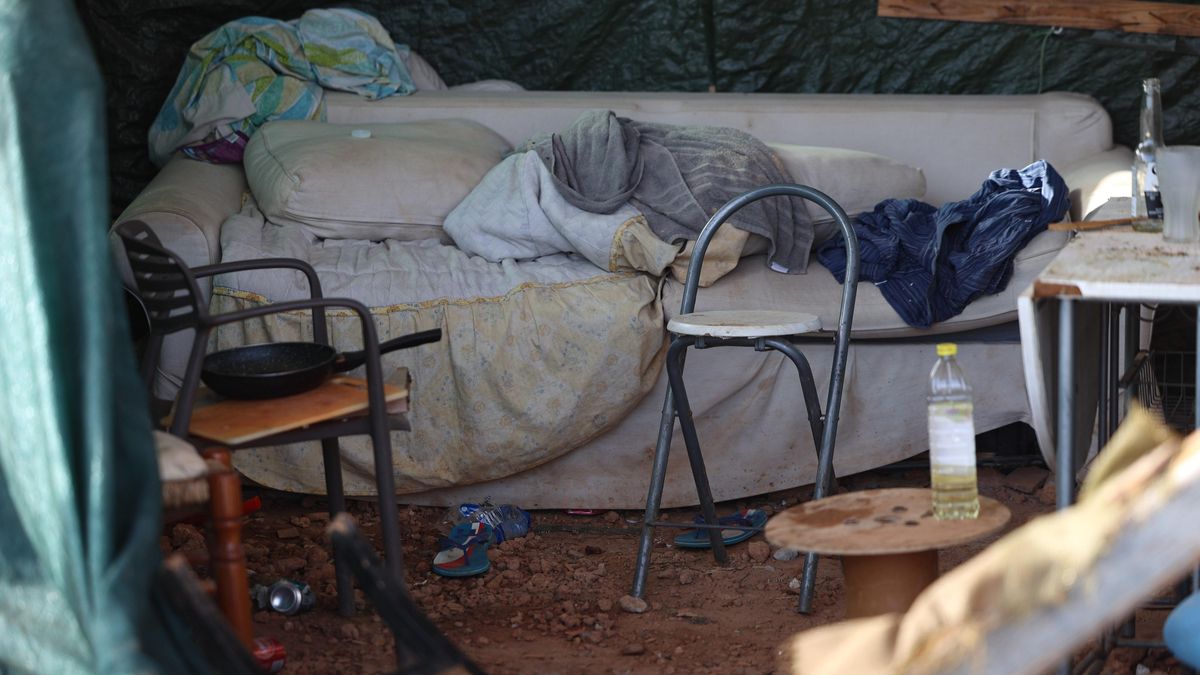 El sofá que hacía de cama a uno de los residentes.