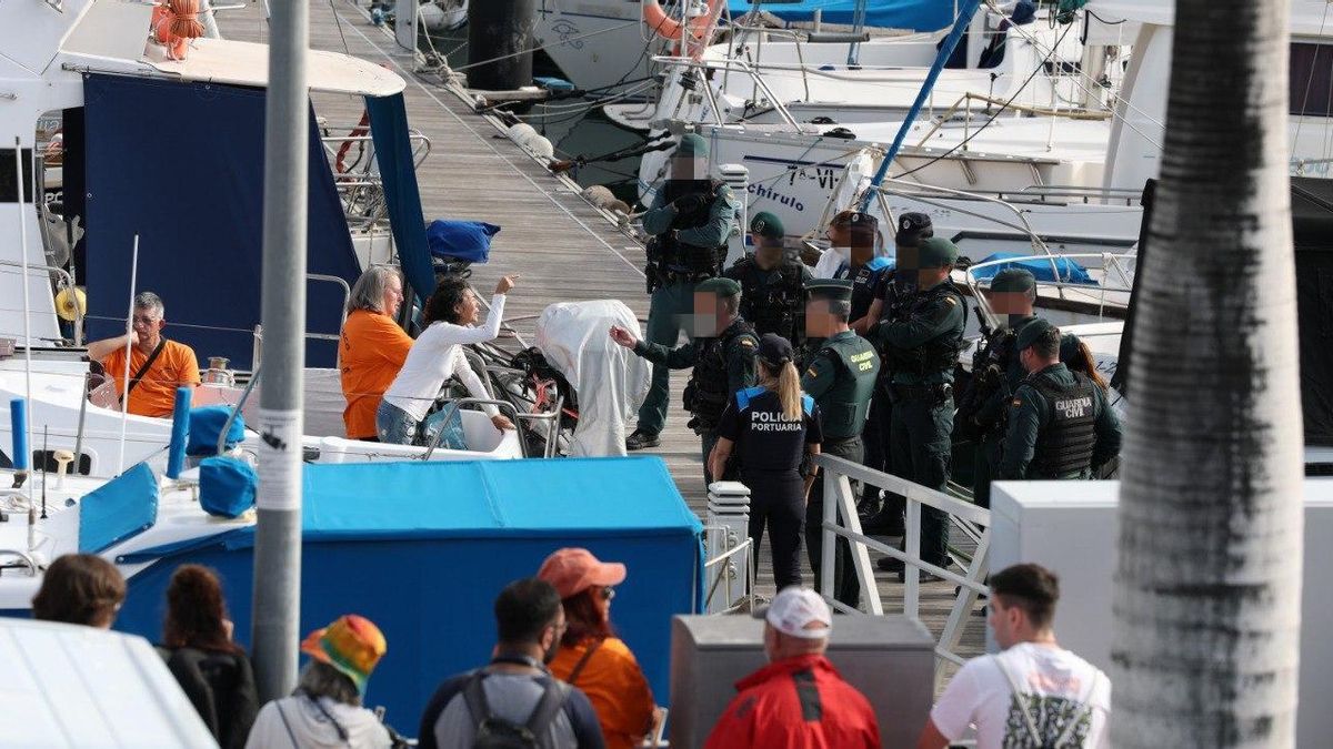 Margarita se resiste al desahucio frente a la Guardia Civil y la Policía Portuaria.