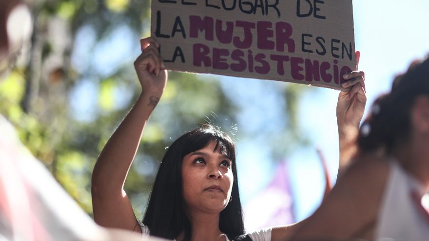 Vista de una manifestante que muestra un cartel de protesta durante una movilización de reivindicación de los derechos de las mujeres con diversos mensajes a favor del feminismo, en una fotografía de archivo. EFE/Juan Ignacio Roncoroni