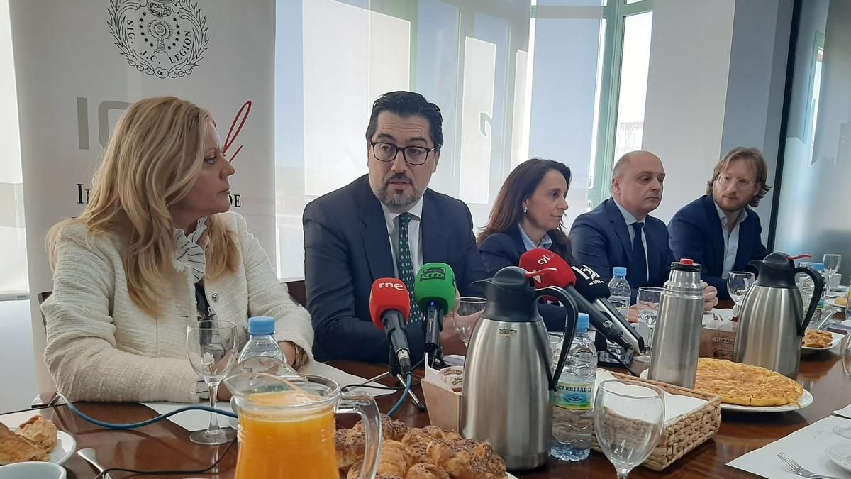 David Díez Revilla (segundo por la izquierda), decano del Colegio de la Abogacía de León, con compañeros de la directiva de la entidad.