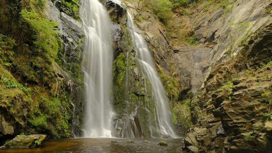 La cascada más alta de Galicia: una joya natural entre bosques cerca de Santiago de Compostela