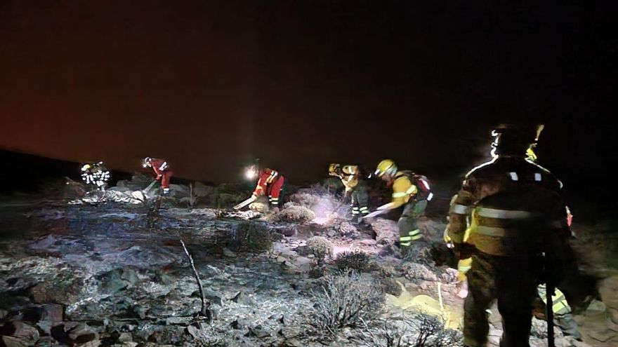 Trabajos en el ensanche de una línea de defensa para evitar la propagación del incendio en la zona de La Orotava