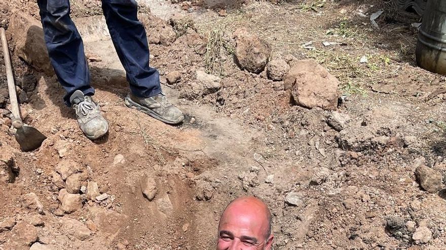 Los bomberos rescatan un perro atascado en una tubería de una carretera de Cantabria tras realizar varias catas