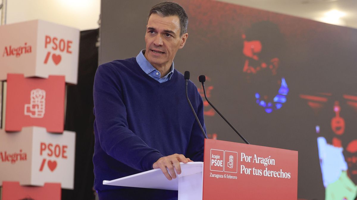 El presidente del Gobierno, Pedro Sánchez, interviene durante un acto de campaña de la candidata del PSOE a la Presidencia de Aragón, Pilar Alegría, celebrado en Zaragoza este viernes. EFE/Javier Cebollada