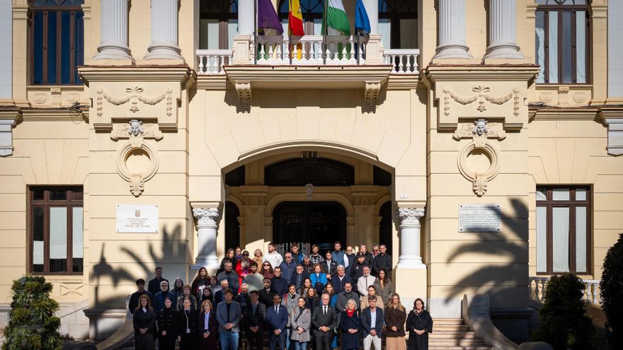 Minutos de silencio en la escalinata del Ayuntamiento de Málaga en memoria de los fallecidos en el accidente ferroviario en Adamuz