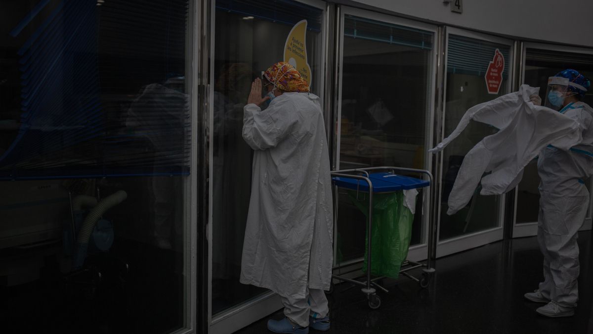 Un trabajador sanitario protegido en la Unidad de Cuidados Intensivos
