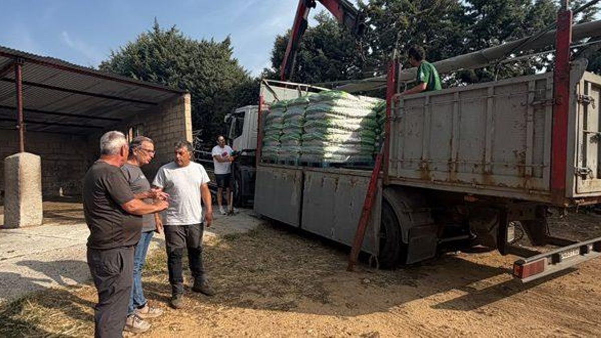 Camiones con pienso para el ganado con motivo del incendio de La Mierla