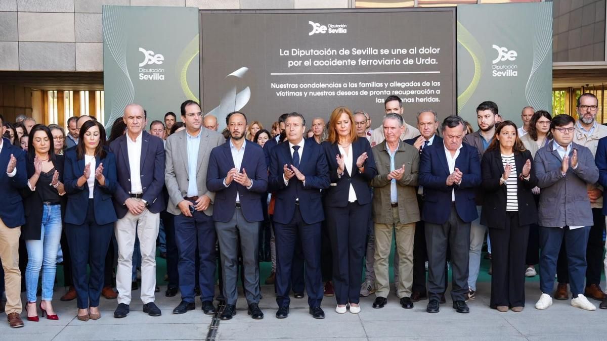 Minuto de silencio de la Diputación de Sevilla en memoria de las víctimas del accidente ferroviario de Urda