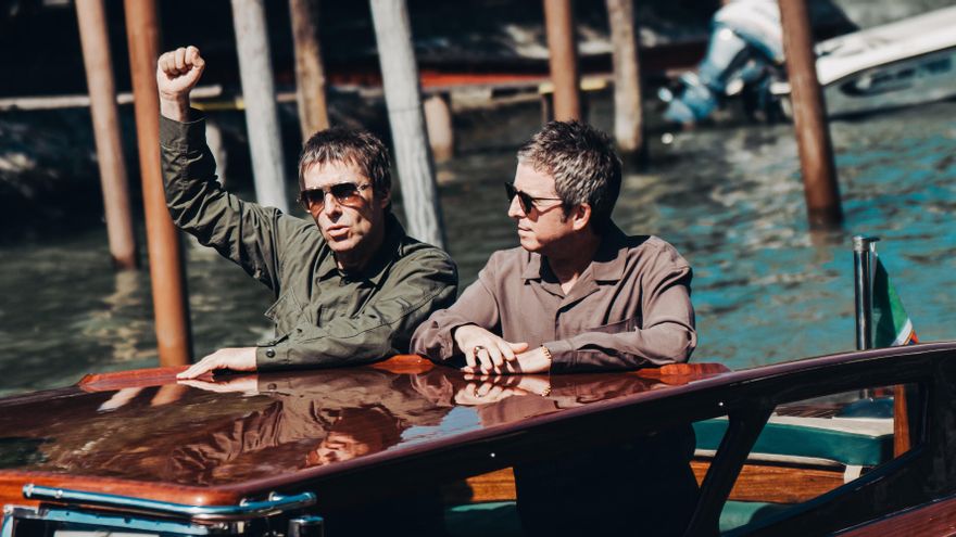Liam y Noel Gallagher en un vaporetto llegando al Festival de Venecia