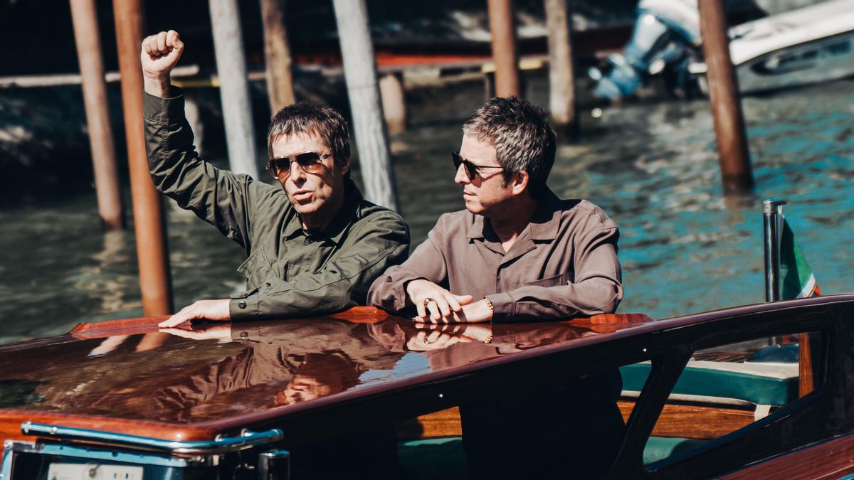 Liam y Noel Gallagher en un vaporetto llegando al Festival de Venecia