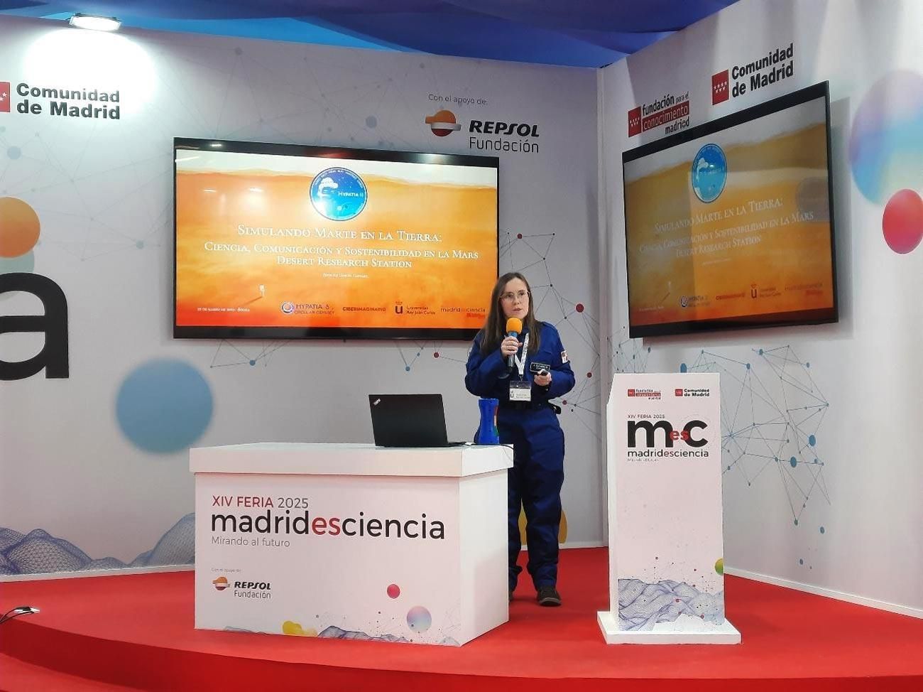 Jennifer García Carrizo divulgando el proyecto en el XIV evento Madrid es Ciencia.