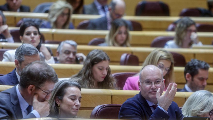 Archivo - (I-D) El líder del PP, Alberto Núñez Feijóo; la secretaria general del PP, Cuca Gamarra y el portavoz del PP, Miguel Tellado, durante un pleno extraordinario del Congreso de los Diputados en el Palacio del Senado.
