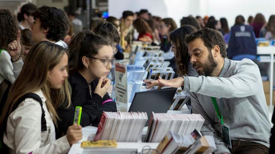 Rifirrafe entre estudiantes por la presencia del Ejército en el Salón de la Enseñanza