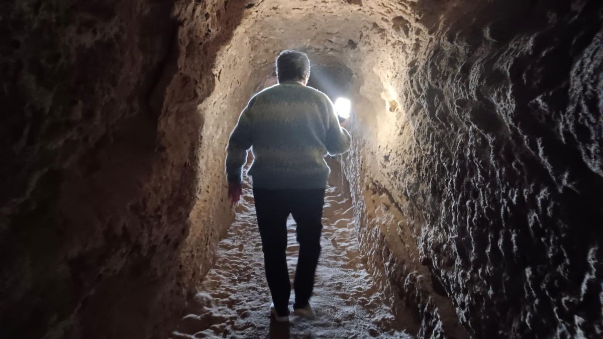 Encarna por el pasillo que da paso a la cueva desde su vivienda