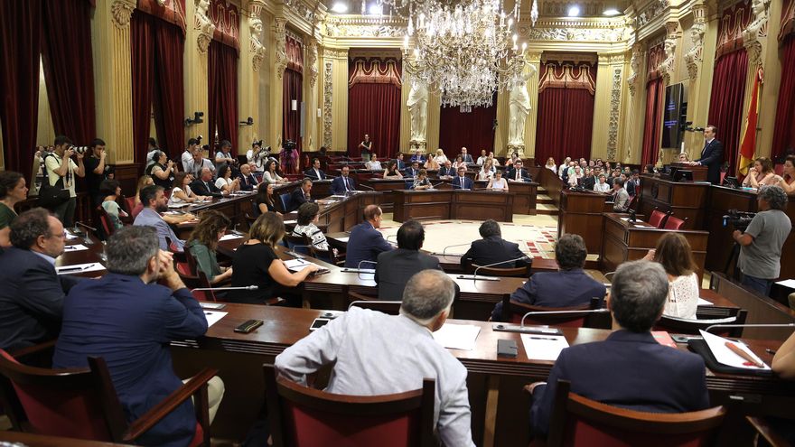 Los nuevos consellers de Balears reciben sus carteras de manos de sus predecesores