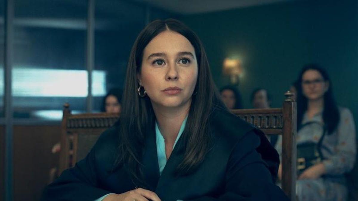 Fotograma de la actriz Paula Usero, en la serie de TVE 'Las abogadas' en el papel de Lola González.