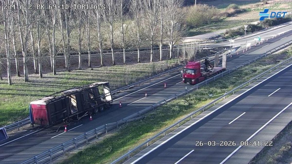 El incendio de un camión a la altura de Torija en Guadalajara corta la A-2