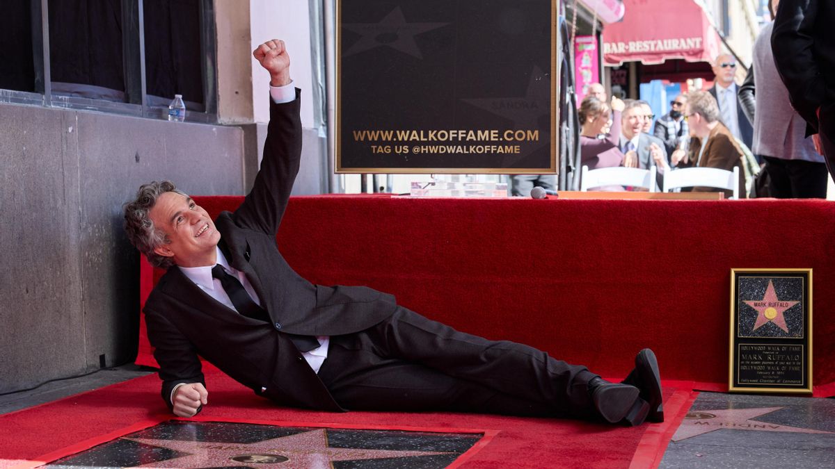 Mark Ruffalo posa con su estrella en el Paseo de la Fama de Hollywood