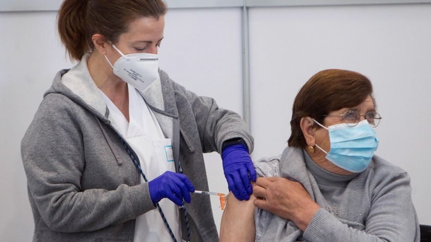 Una sanitaria vacuna a una mujer en un centro de vacunación. EFE/Salvador Sas/Archivo