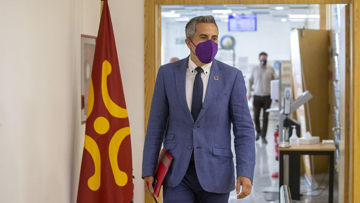 El vicepresidente y consejero de Universidades, Igualdad, Cultura y Deporte, Pablo Zuloaga, informa en rueda de prensa de los acuerdos del Consejo de Gobierno
